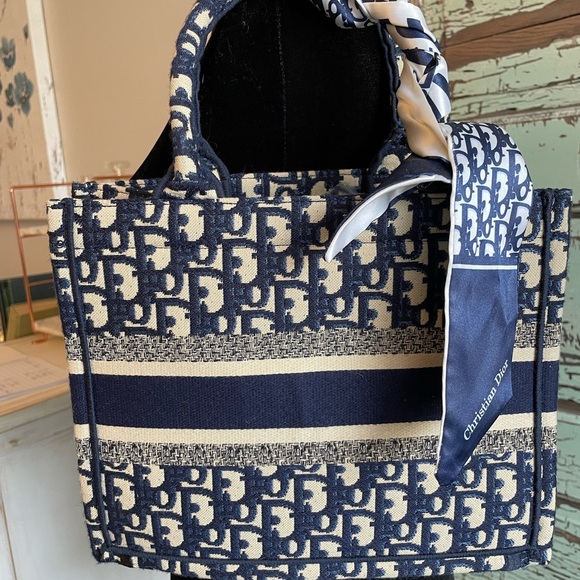 Blue and White Patterned Tote - Picture 3 of 12